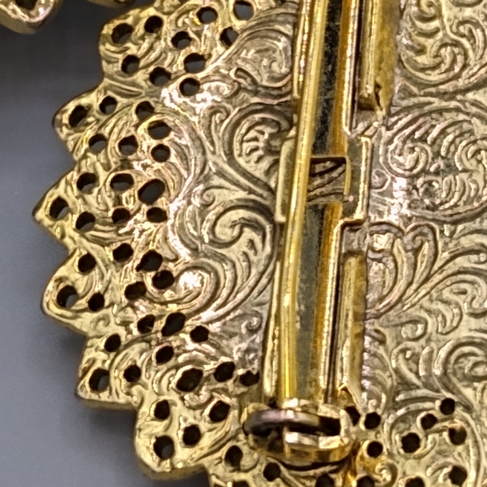 Red White Lucite Cabochon Gold tone Filigree Set of 2 Brooches Pin Vintage - Picture 7 of 16